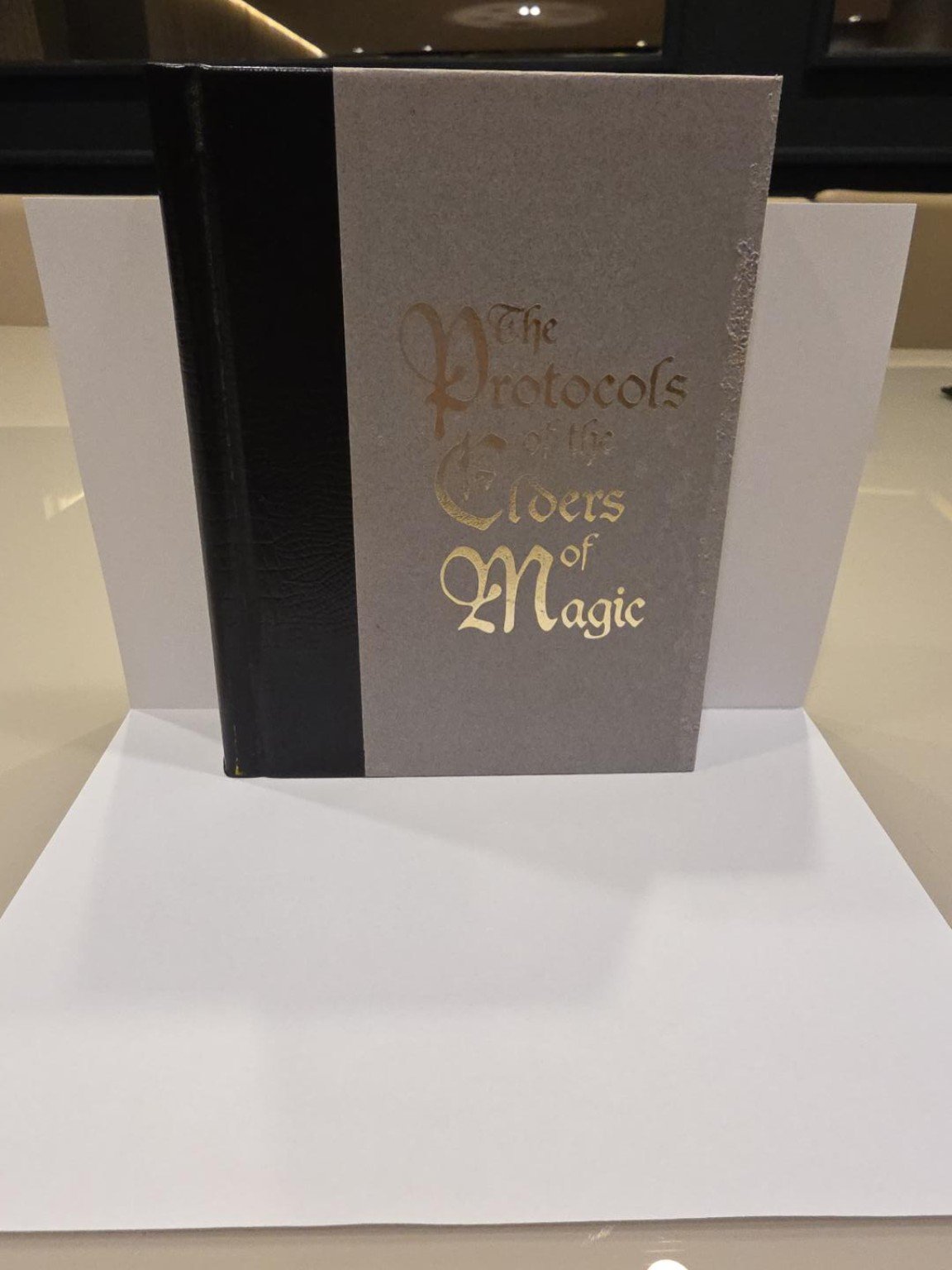 Capa frontal of The Protocols of the Elders of Magic, exemplar nº 483 de 500.